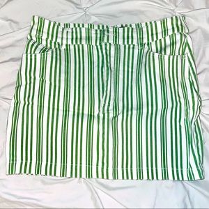 Mini skirt. White and Green stripes. 💚